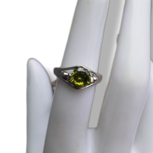 RHODIUM SILVERPLATED LADIES RING SET WITH ROUND BRILLIANT CUT GREEN CZ STONE - Picture 1 of 5